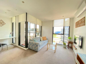 Yarra River Modern Apartment With Pool & Spa